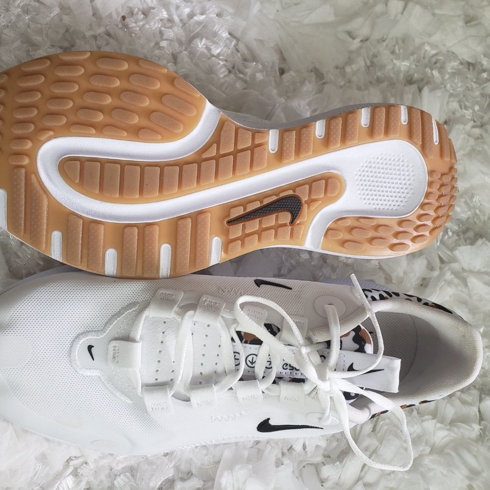 Rand new Nike Women's  Running Shoes - Picture 4 of 5